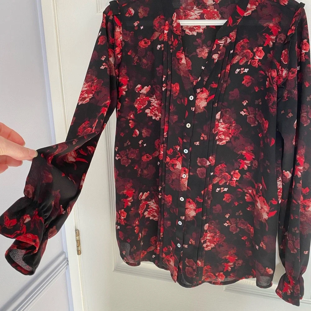 RW & Co Red Floral Top - Picture 2 of 3